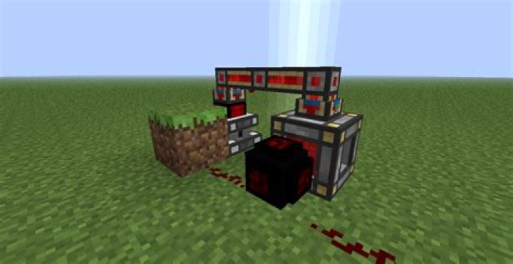 Can I configure a Redstone Energy Cell to emit a redstone signal if it is full?
