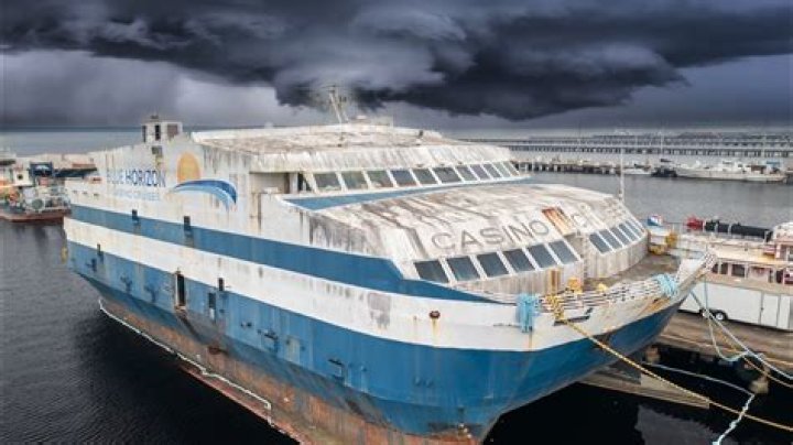 Does collecting an abandoned ship lose my old one? [duplicate]