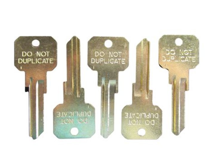 How are duplicate keys in SkyrimPrefs.ini treated?