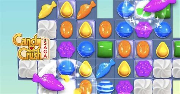 How do candies fall in Candy Crush Saga?