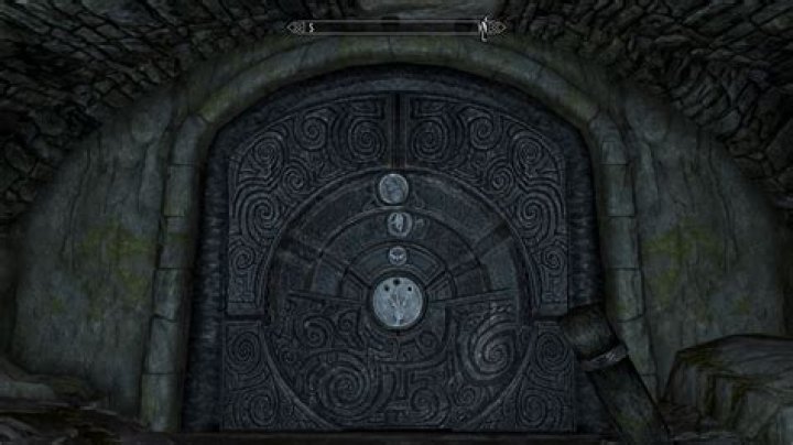 How do I open this door in Shroud Hearth Barrow?