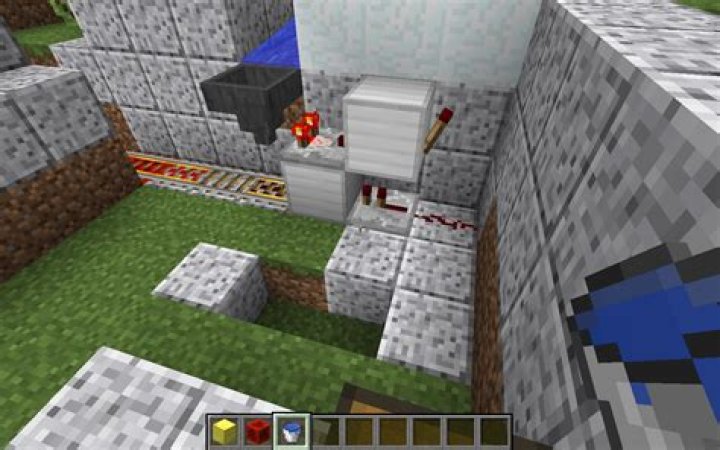 Please explain why this redstone minecart-loader works