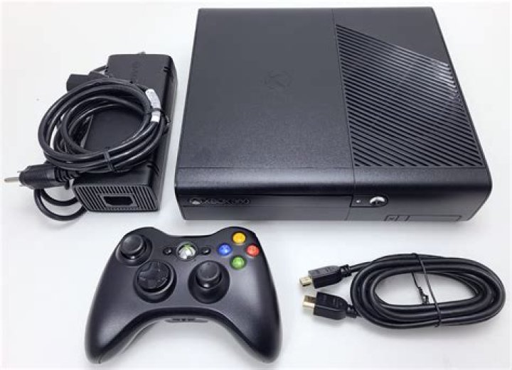 What are the differences between the 4GB and the 250 GB versions of the Xbox 360?