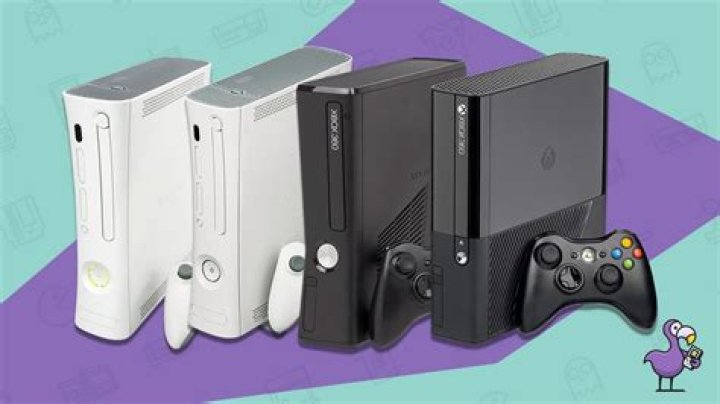 What features differ between the Xbox 360 and PC versions of Minecraft?