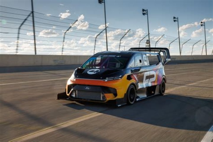 Which vehicle is more appropriate for the mountain stage of Hill Climb Racing? [duplicate]